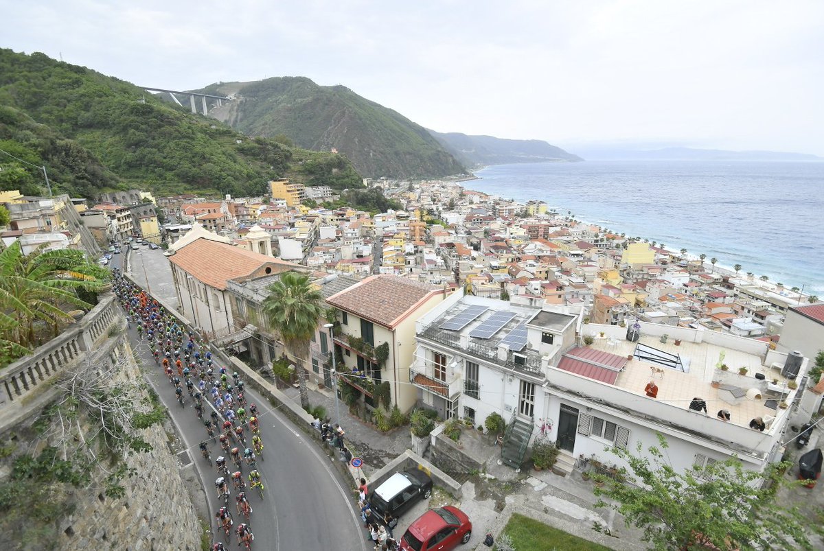 giroditalia's tweet photo. ⚡️ Break / Fuga
🚴🚴🚴🚴🚴 Andreetta, Dillier, Postlberger, Pedersen, Stuyven
🚵 GPM Barrittieri
🏁 178 km
⏱ 7'30"
#Giro100 https://t.co/iGB68bOcrX