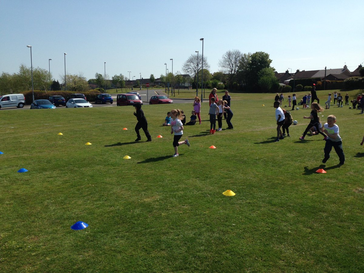 FifeActiveSch's tweet image. ⚽️ Skills &amp;amp; drills! #learning #newexperiences #stillhavingfun @BeathHWB @sfa_east @FifeSchoolSport @TescoBankNews @sportscotland