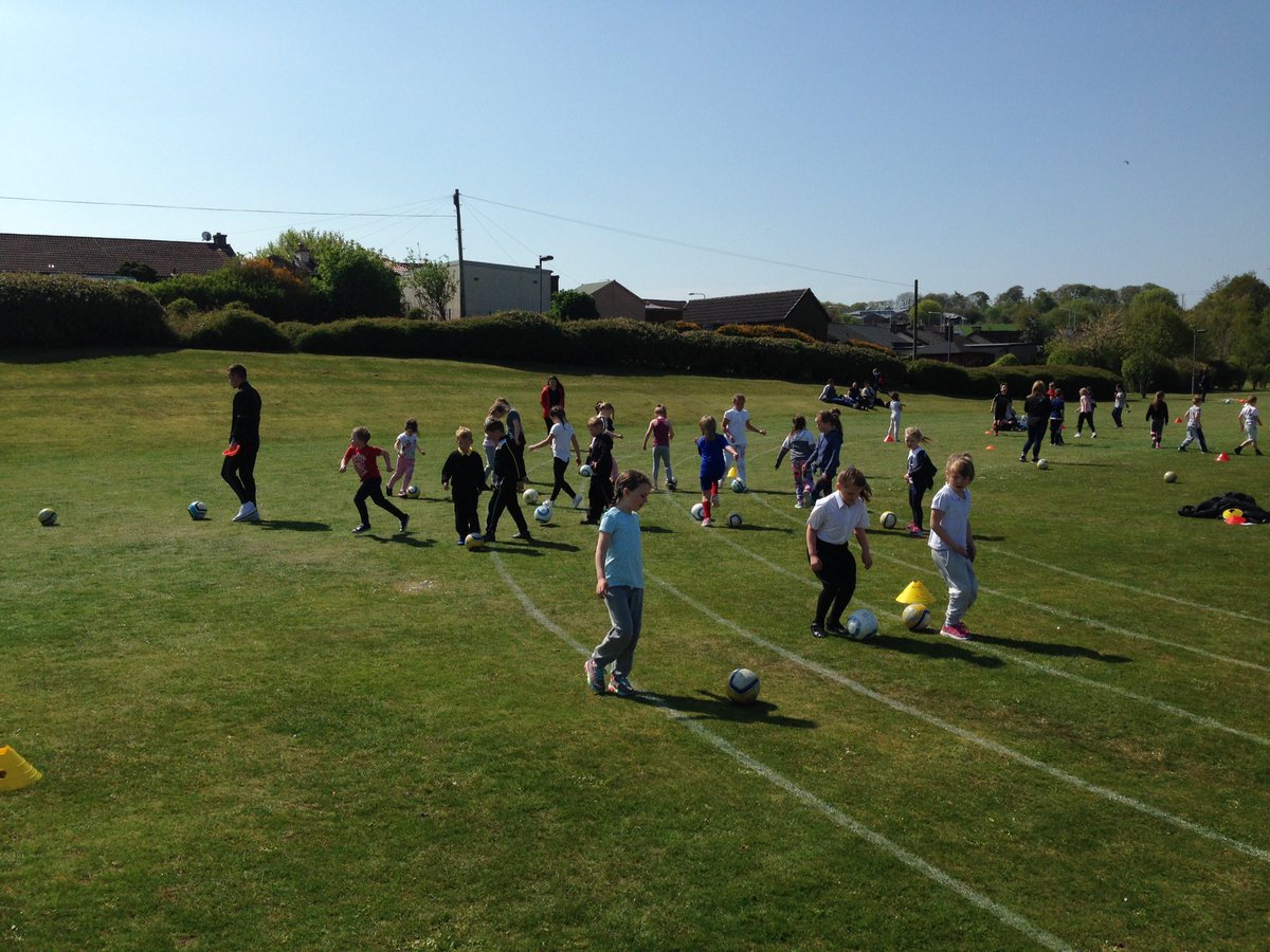 FifeActiveSch's tweet image. ⚽️ Skills &amp;amp; drills! #learning #newexperiences #stillhavingfun @BeathHWB @sfa_east @FifeSchoolSport @TescoBankNews @sportscotland
