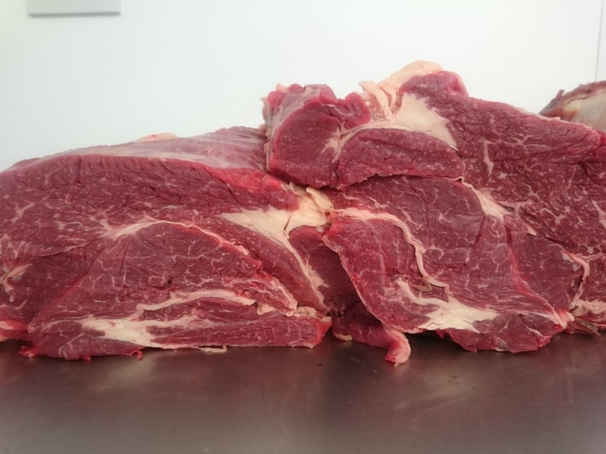 ballymoranmeats's tweet photo. Lovely bit of chuck steak destined for our Angus Steak Burgers
12 for £10

#properbeef 
#Angus
#localfoodforlocalpeople https://t.co/WVychqFIXQ