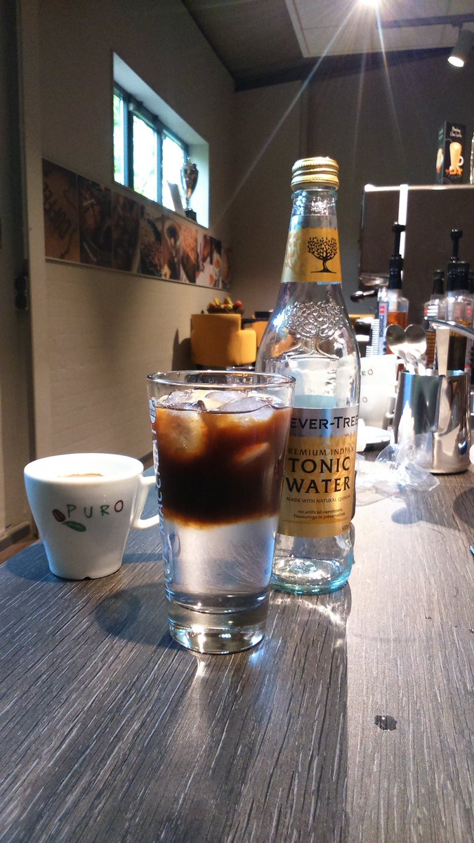 Coffee tonic. Heerlijk verfrissend! <a href="/purokoffie/">Puro Koffie</a> <a href="/Mikokoffie/">Mikokoffie</a> #coffee #tonic #bittersweet #BaristaLife #recipe