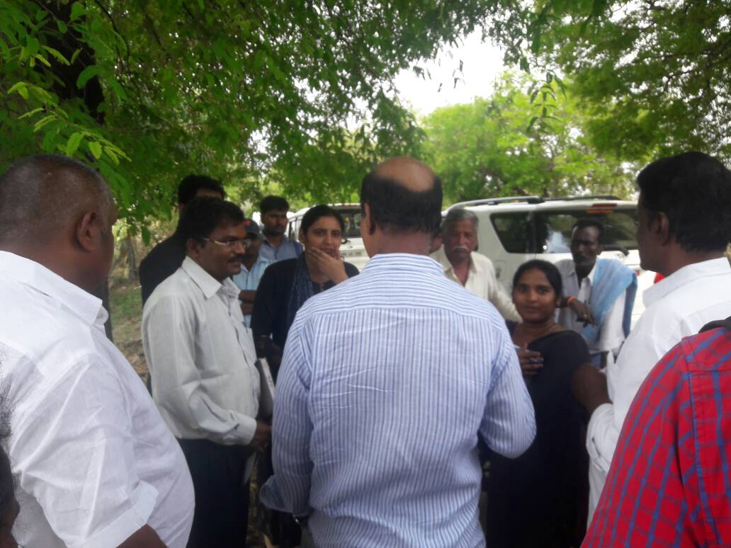 infoapmas's tweet photo. Dr.Thippareddy MLA madanapalli visited Ramasamudram on 11-05-2017 to assess the crop damage in the mandal. Our apmas team also participated https://t.co/17Drk1ts02