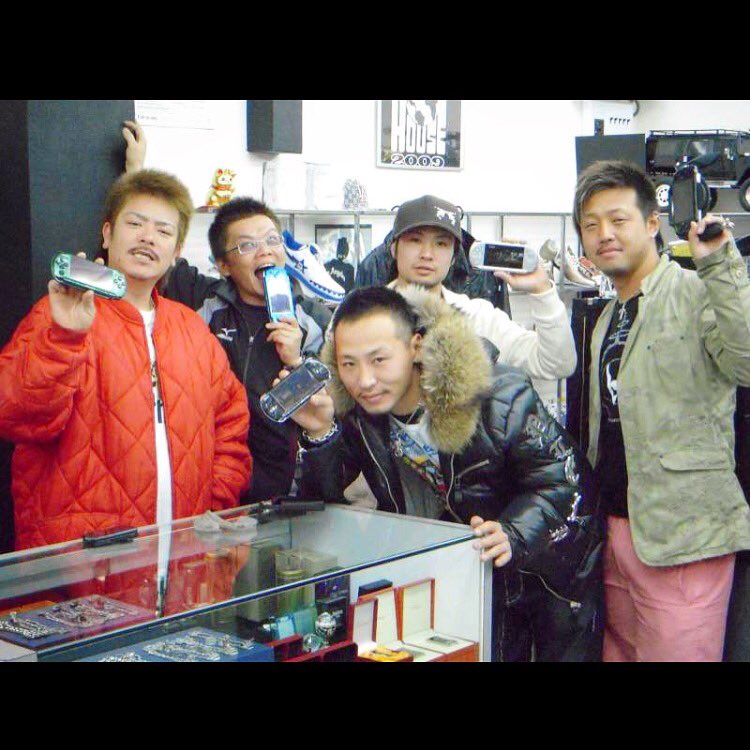 THA43's tweet photo. TBT
2009年の懐かしい写真発見!笑
#2009 #029 #028
#LimogesCrew #Stick2Black #LaridazCrew #Laridaz #LarcRecords #og43 #westcoast #throwback43 #tha43tbt https://t.co/PQS6QPjlTq