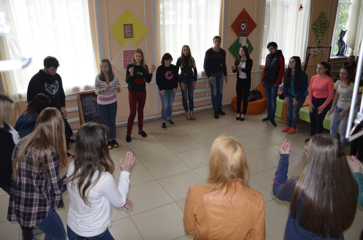 Happy_Hub2017's tweet photo. #школавожатых 

Наши друзья продолжают обучаться вожатскому делу😊 И теория, и практика, все они успевают схатывать😏 https://t.co/n2YWu2wyZi