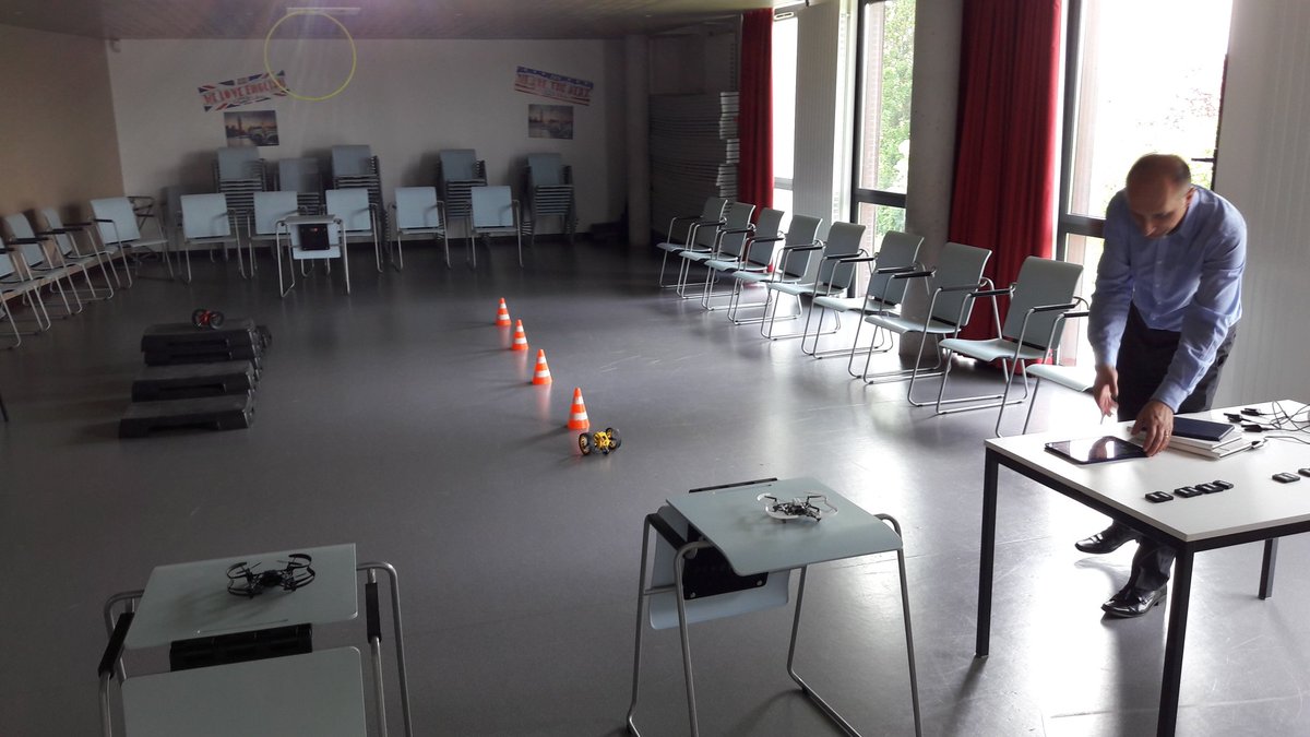 cmambourg's tweet image. Préparation des drones par @CDickele  au #FUNcharpak @DANEVersailles