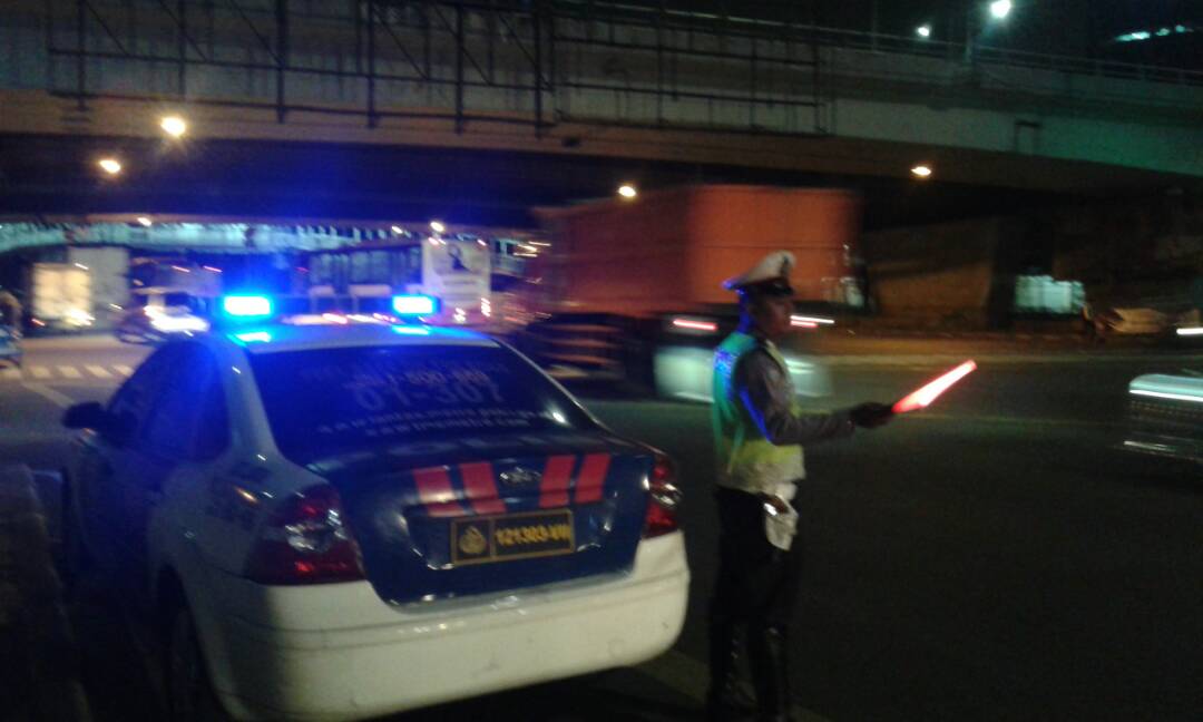 TMCPoldaMetro's tweet photo. 18.28 Lalin sekitaran Traffic Light Grogol ramai lancar. https://t.co/RZZTdGnnWz