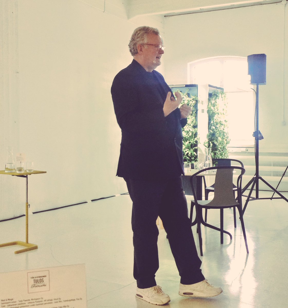 tulosfoorumi's tweet photo. @EskoKilpi vuorossa: "työn tekeminen on sitä, mihin itse pystyy- kuka vaan pystyy olemaan mestari työssään." #TulosFoorumi #Vuorovaikutus https://t.co/uDHC3sIEwe