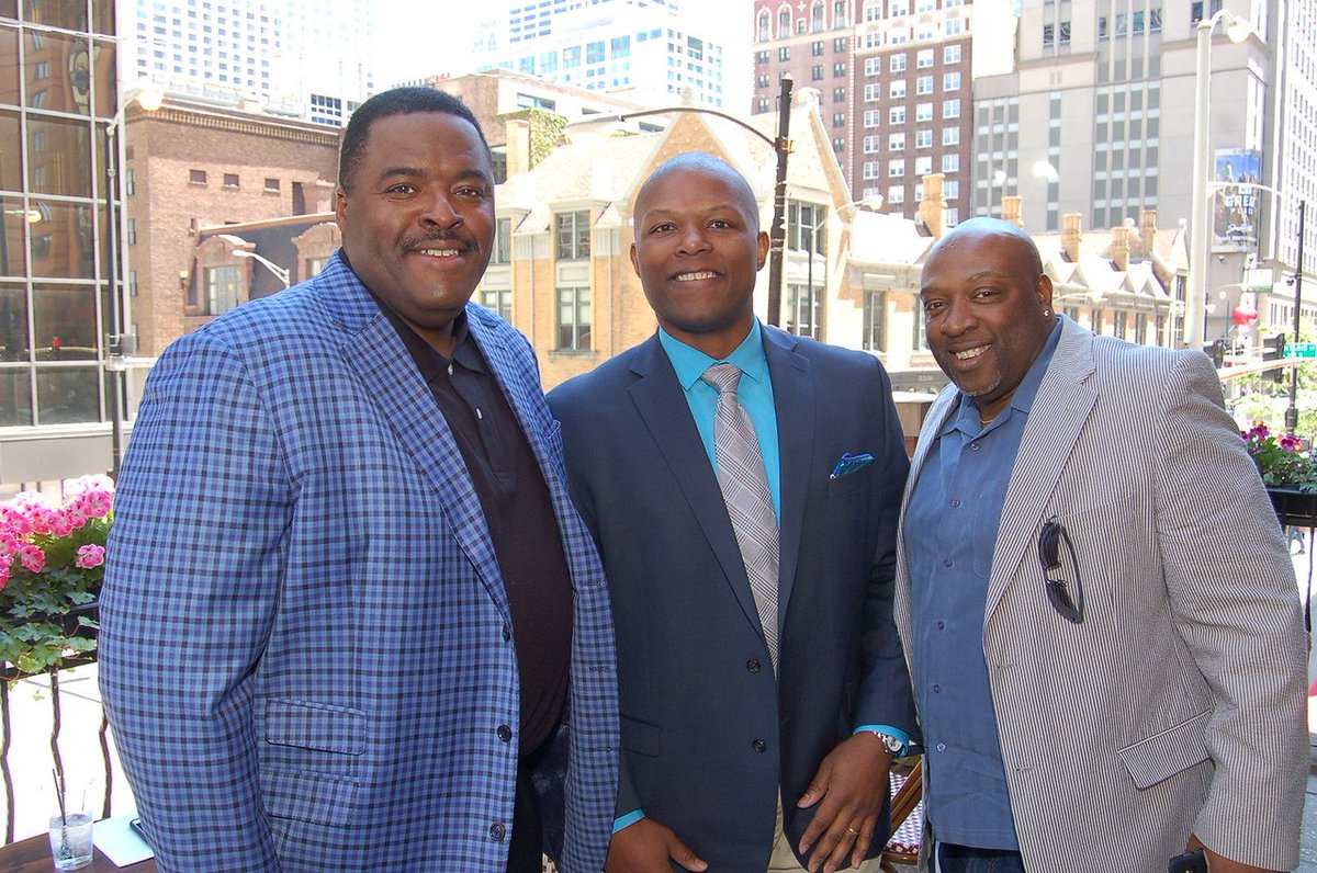 proudcyclone17's tweet photo. @realGaleSayers &amp; @RetiredNFLCHI K.D. Party last Saturday! Hangin' with Bear legend #40Immortal @Bnovo85 @BigAntHerron @BigReg2531 👍 https://t.co/huTBXwxqQM