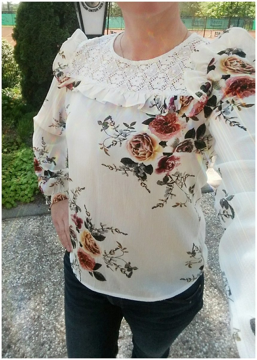 SillefBor's tweet photo. Zo blij met m'n Flower Blouse van @ByMoise ,alleen maar complimenten! 😁 #datmaaktdemensblij https://t.co/uprwjMBK6q