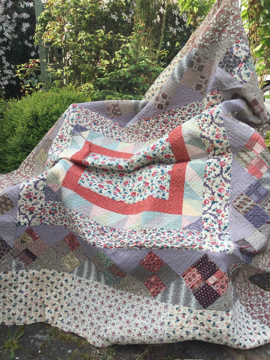 Antique hand quilted patchwork double quilt going in my etsy shop tomorrow. It's a beaut! Etsy.com/uk/shop/hearta…