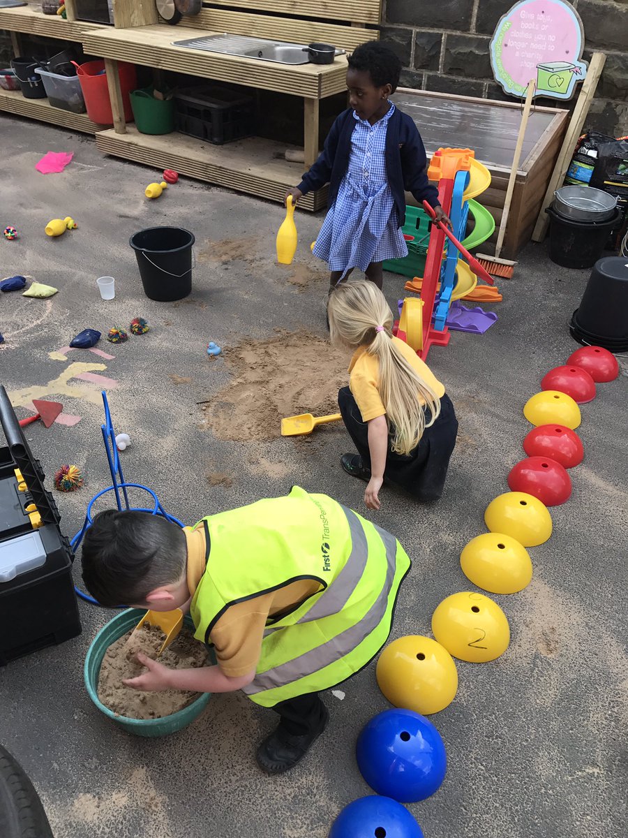 MissHodgson1's tweet photo. Painting, pool parties and plenty of teamwork this week in EYFS @Waterprimary #exploringcapacity #physicaldevelopment #beingimaginative https://t.co/uMPNukWAxL