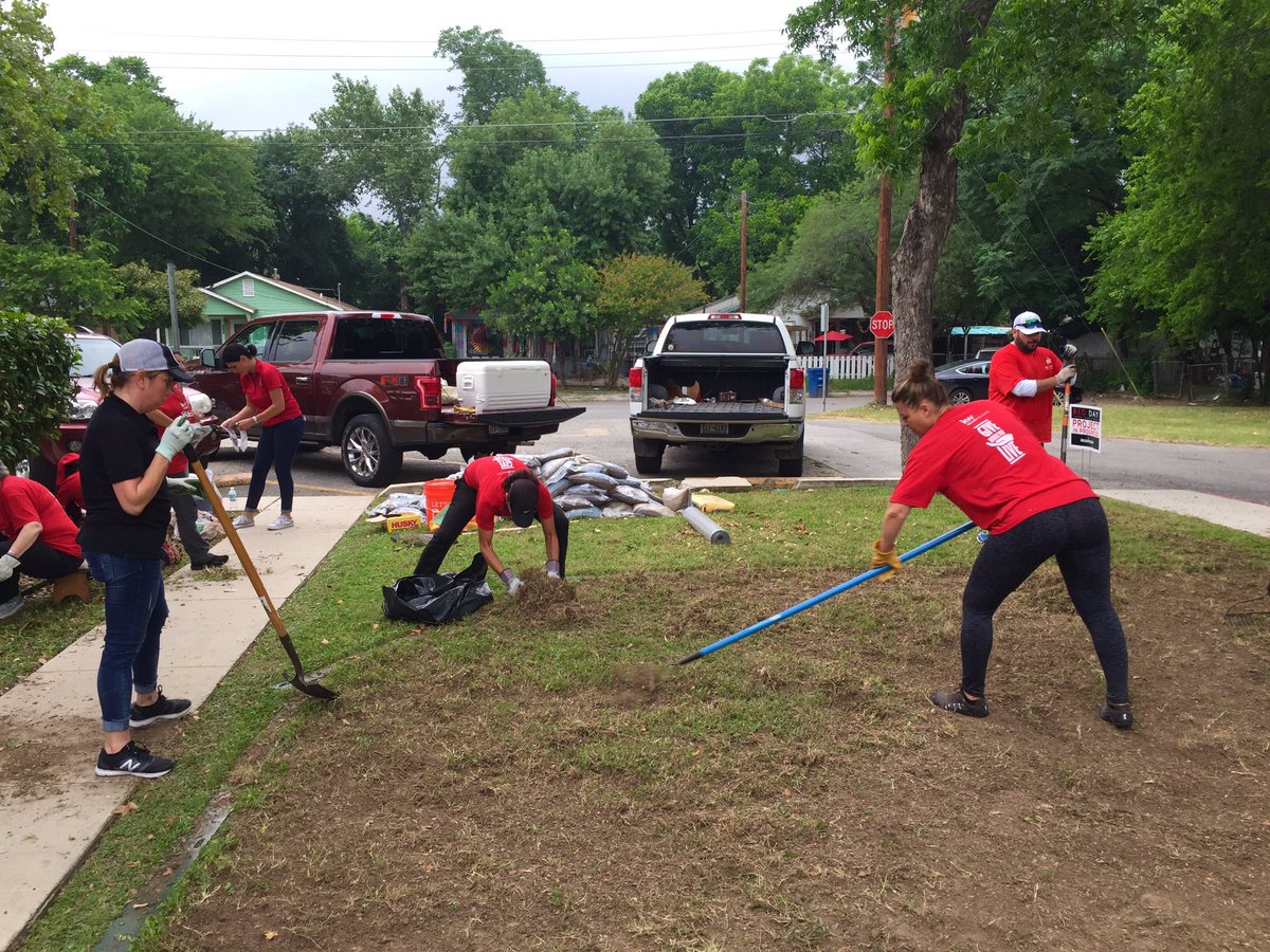 EISDofSA's tweet photo. @kwri organization provides #RedDay beautification to #LomaParkElementary and #FamilyServiceCenter. #EdgewoodProud https://t.co/fhNcoXAWP7