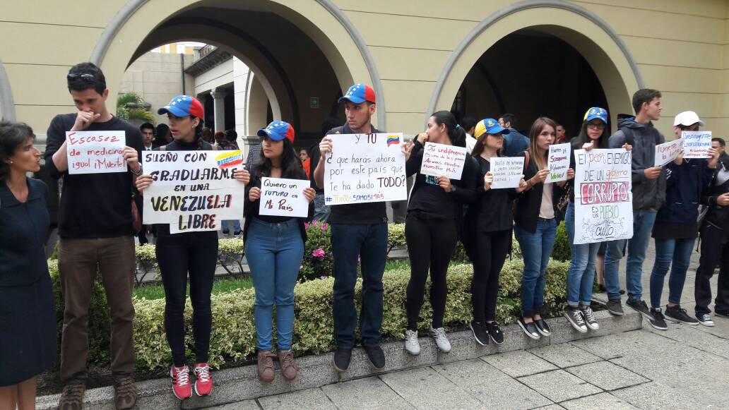 movimientoiu20's tweet photo. Estudiantes de Odontología #ULA en protesta activa enviando mensajes a nuestros nuevos egresados de luchar por Vzla #GradosULA @mov20foula https://t.co/khiO1crgWv