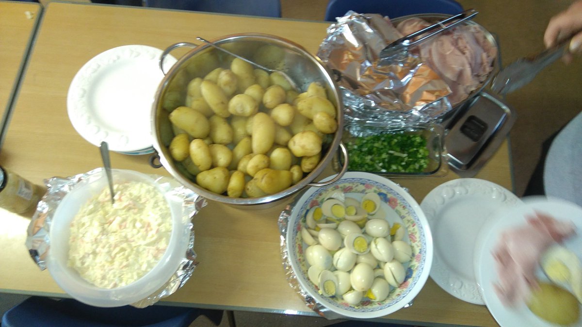 A beautiful free community dinner today here at Ty Fforest courtesy of <a href="/TescoLlansamlet/">Tesco Llansamlet</a>