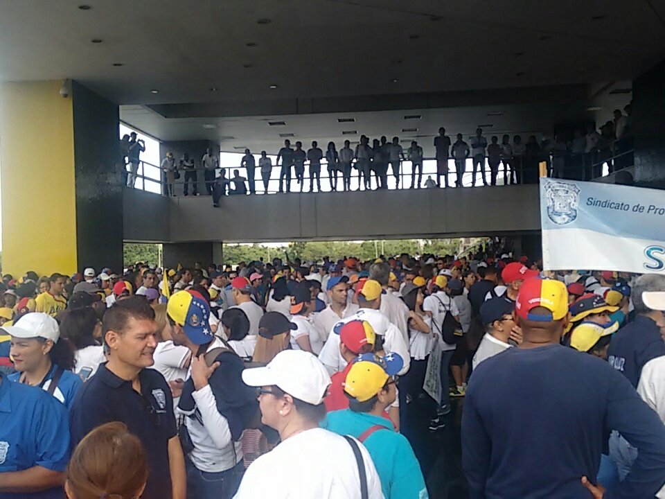 PosgradoFCJPLUZ's tweet photo. Ya estamos en la plazoleta del rectorado nuevo para incorporarnos a la marcha universitaria en defensa de la constitución! https://t.co/5zDKwGNl2A