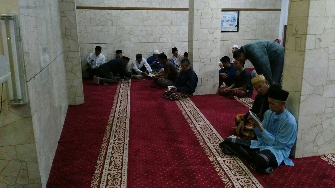 Kegiatan" Magrib Mengaji" di Masjid Al Iklas Rw.09 Riung Bdg. kmis(11/5) <a href="/ridwankamil/">Ridwan Kamil</a> @HumasBdg <a href="/OdedMD/">Oded Muhamad Danial</a> <a href="/yossiirianto/">Yossi Irianto</a> <a href="/BdgKesra/">Bag.Kesra Kota Bdg.</a> <a href="/bsukardi67/">Bambang Sukardi</a>