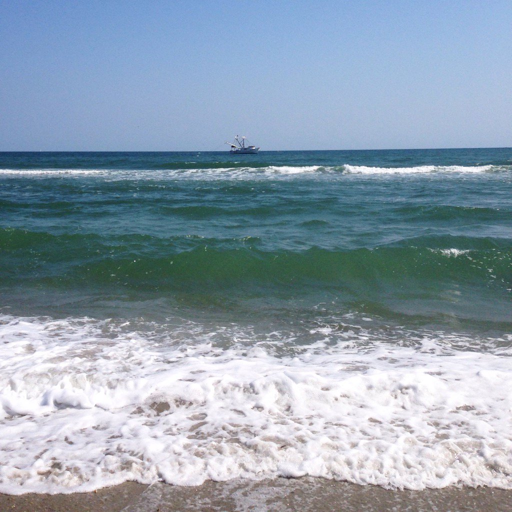 NCVacation's tweet photo. The local #fisherman hard at work! #eatlocal #shrimping #ncvacations #experiencethecoast #atlanticbeachnc https://t.co/4nQTnb4TPE
