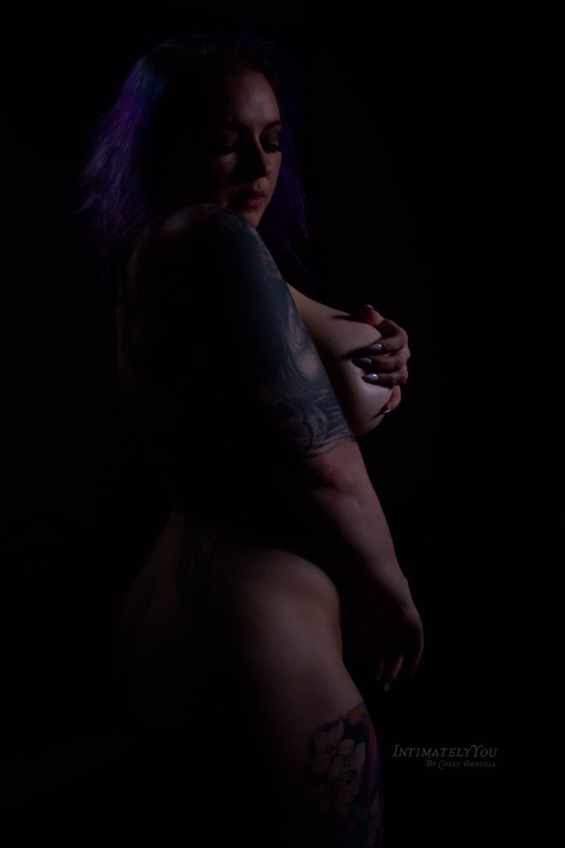 _IntimatelyYou's tweet photo. She Arouse From Darkness
🙍🏽 @Sexychellie16
📸 @_IntimatelyYou
#IntimatelyYou #BelleChellie #Atlanta #Eroticism #BeautyOfNudes https://t.co/6GzDd9VqjX