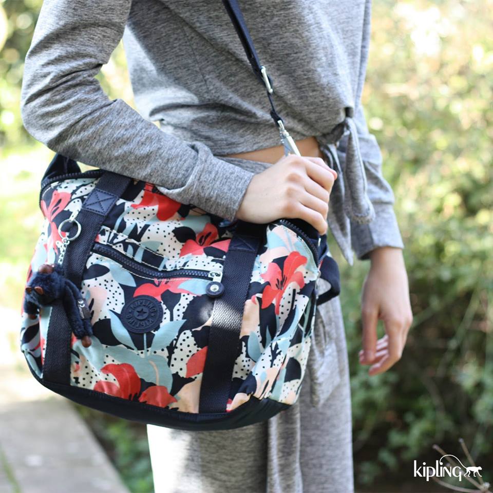 JashanmalBH's tweet photo. Afternoon in town? The Art S handbag is lightweight and fun.
#Kipling #Kiplingmakehappy #KiplingArtS #handbag #ladiesbag #bahrain https://t.co/l69umCowDH