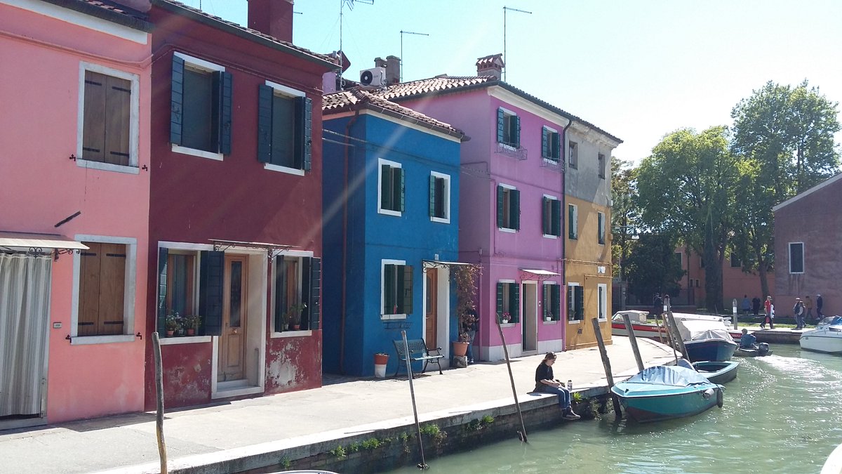ArcadiaRome's tweet photo. #tbt to when our students discovered hidden "calli" and beautiful "campi"! #Venice #Burano #AcademicExcursion #LearnEverywhere #StudyAbroad https://t.co/35cZUQNRRg