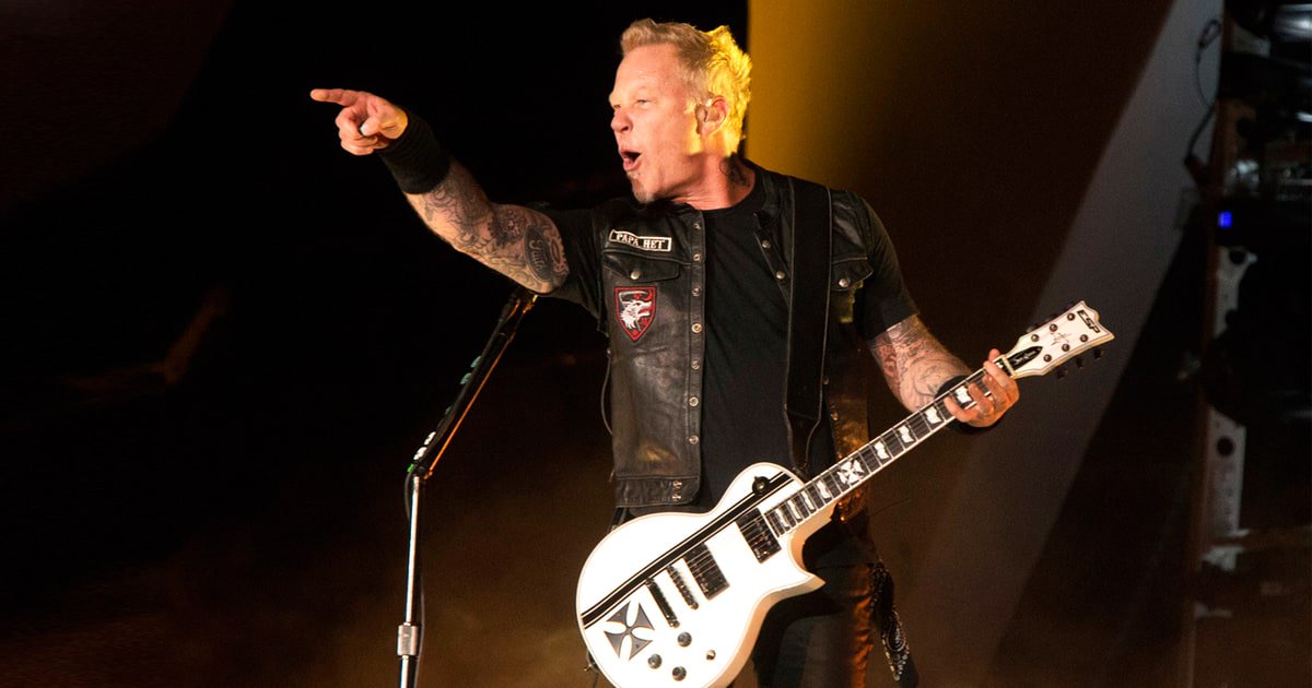 RollingStone's tweet image. Metallica kicked off their WorldWired U.S. tour with a larger-than-life spectacle. Our report rol.st/2q926As