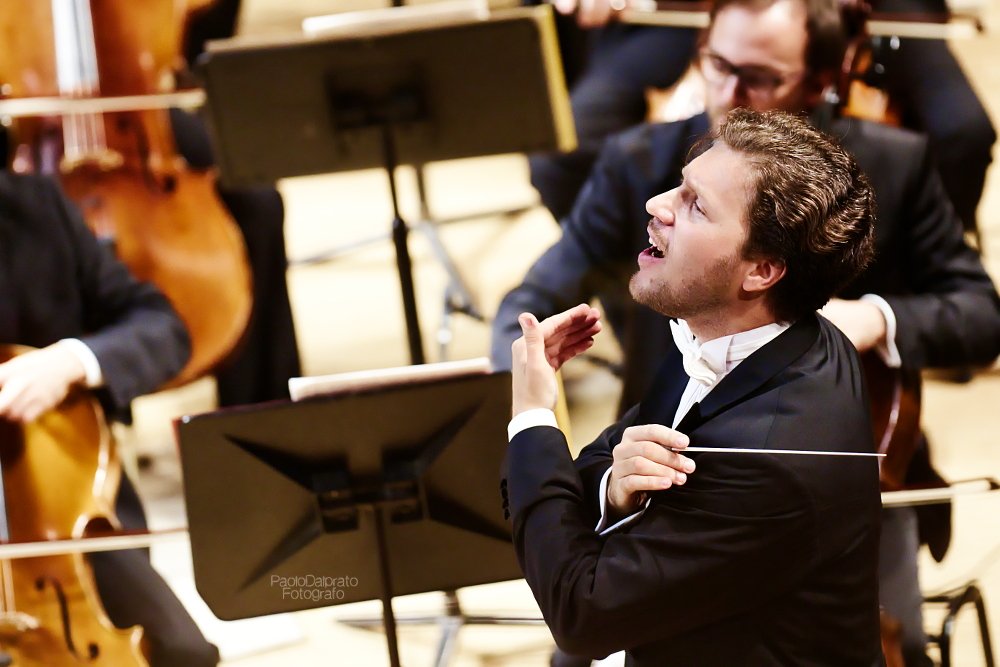 Sinfonica_mi's tweet photo. #laVerdi per il #fipm2017 @MudecMi. Presenta la cartolina festival in Auditorium per un biglietto scontato per concerto di domenica 14 h16 https://t.co/9AoD2l8yNf
