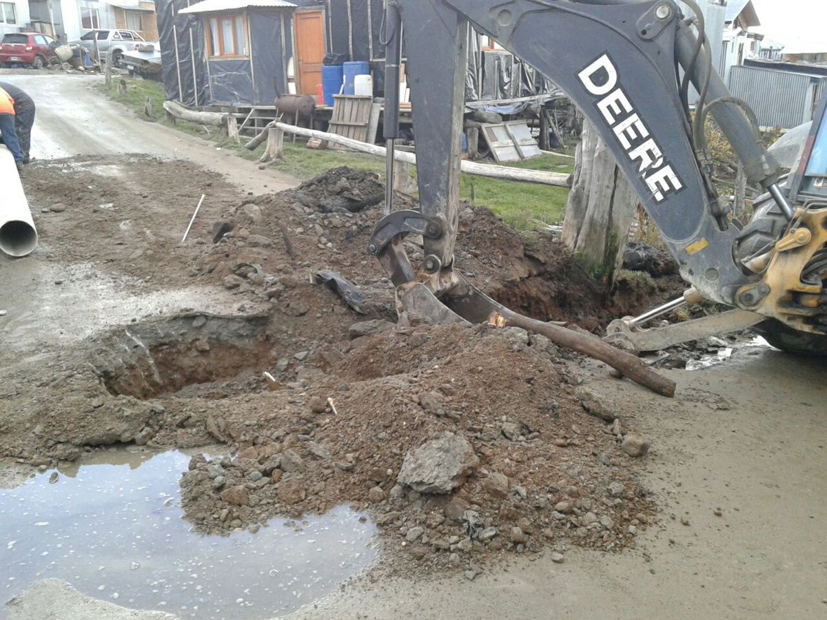 malenayuqueri's tweet photo. #ProgramaBarrios #TareasPrioritarias Solucionando problema historico en el #BarrioEscondido 
Tendido de caños para drenaje @WalterVuotoTDF https://t.co/HxU07TkuFz