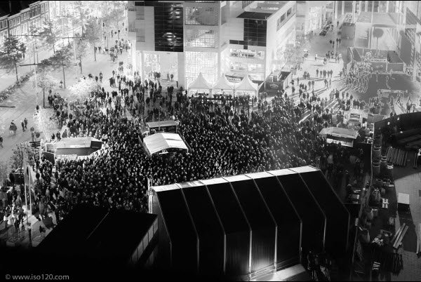 LifeILiveFest's tweet photo. #Spuiplein #overview @ #TLIL17 - #Koningsnacht! 📷 Joan van Nispen Totsevenaer #festival #denhaag #kingsnight # #thehague #music https://t.co/AVTbwY2CnK