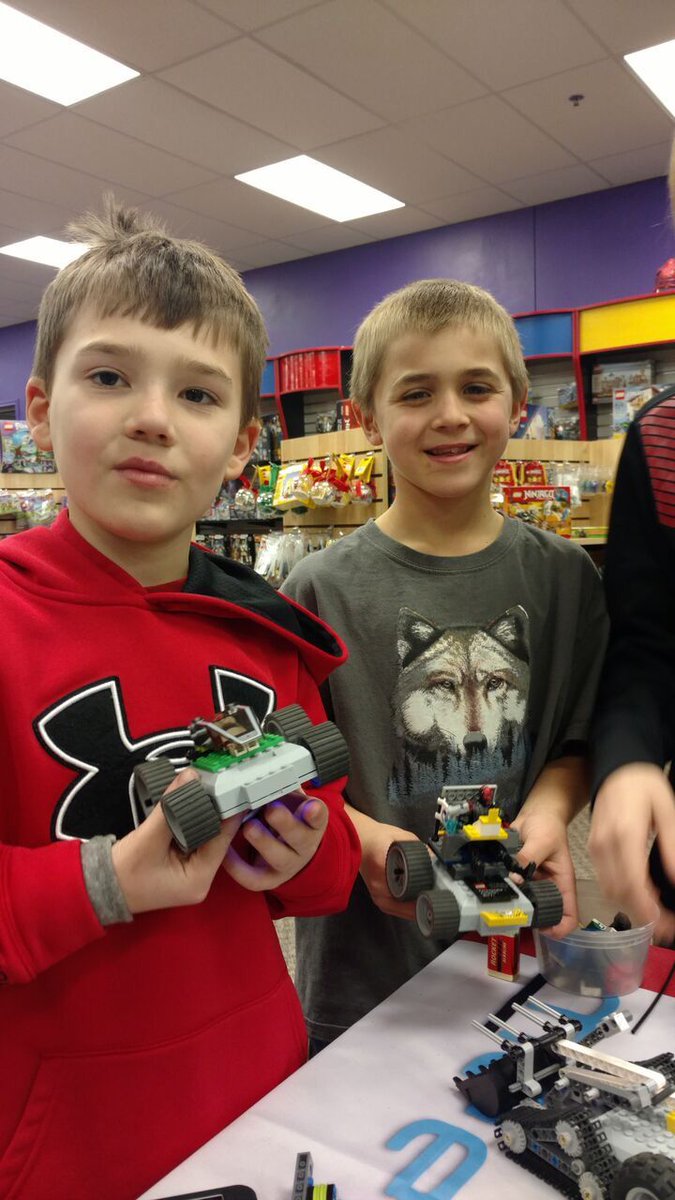meeperBots's tweet photo. What child doesn't like pizza, cake, and robots? Celebrate your child's birthday party at the #meeperBOT Makerspace. https://t.co/1Dcggb82T7 https://t.co/WYUQ0DP6xW