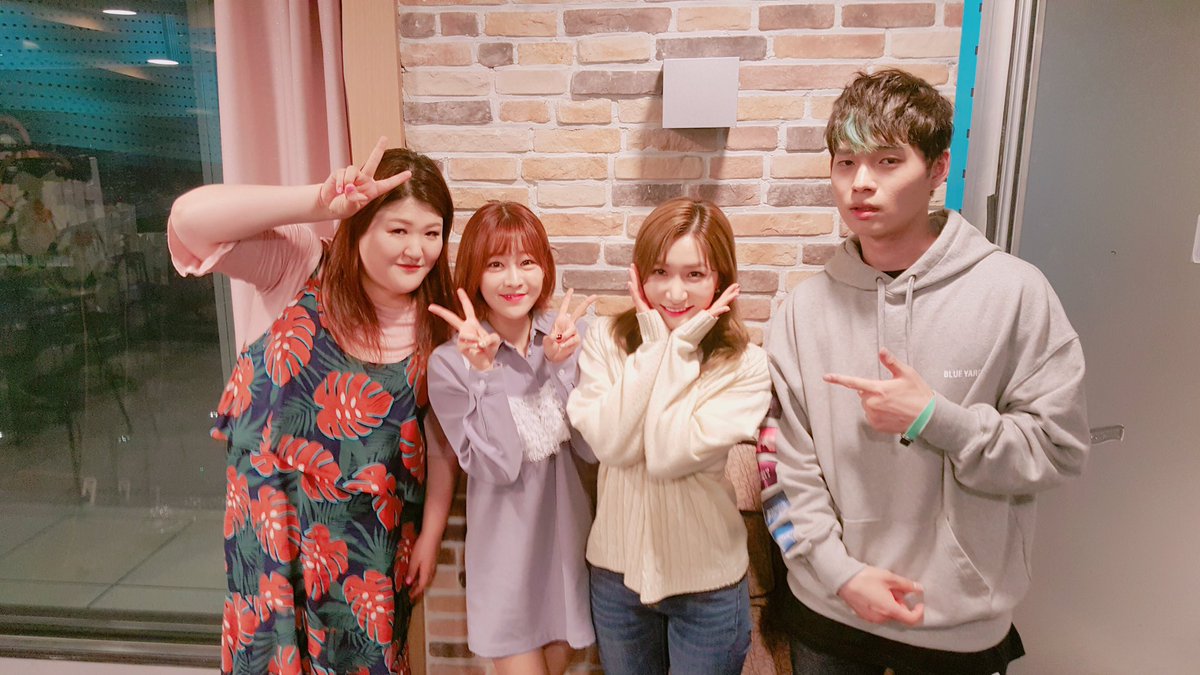 honorlaboum's tweet photo. Chinese [@officialLABOUM] :: 今天 #영스트리트 有趣的結束了🎶
大家都有 好好的聽了硬幣唱歌機吧??
今天一起的 #이국주 #최낙타 前輩們都豎起大拇指👍🏻 下次也請多關照~~ #라붐 https://t.co/j7nO3dMeNF