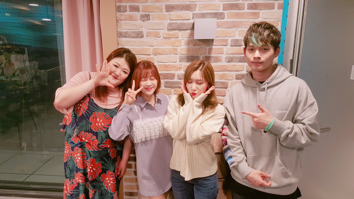 honorlaboum's tweet photo. Chinese [@officialLABOUM] :: 今天 #영스트리트 有趣的結束了🎶
大家都有 好好的聽了硬幣唱歌機吧??
今天一起的 #이국주 #최낙타 前輩們都豎起大拇指👍🏻 下次也請多關照~~ #라붐 https://t.co/j7nO3dMeNF