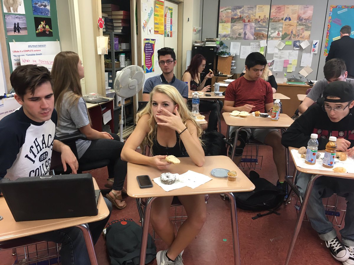 MissEgan16's tweet photo. Brunch with friends 👍🏻 #minibagels #creativewriting #APMH @MapleHill_HS @AverillParkCSD @NericDL https://t.co/Zq6RtapWCg