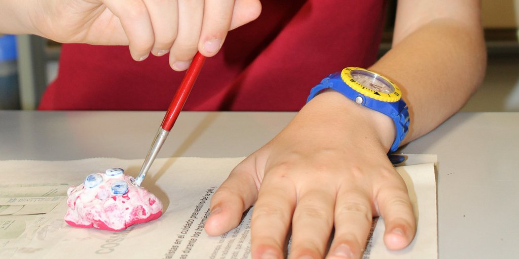 Colegio_Areteia's tweet photo. Los alumnos de 1ºC de las ESO #modelan y #barnizan divertidos #portalápices en la Semana de las #Artes y las #Ciencias https://t.co/wSFfW8M0pJ