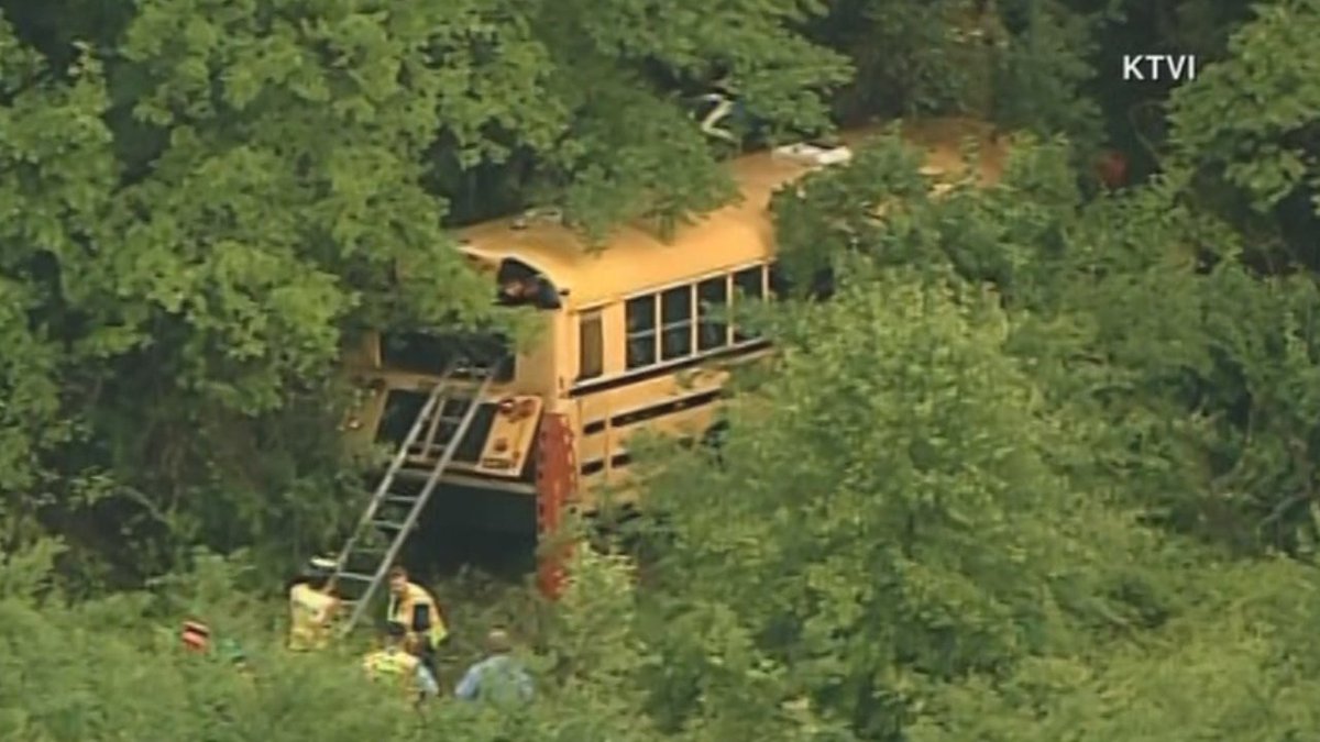 WATCH LIVE School bus crashes near St. Louis, children injured bit.ly/2pnRal3 https://t.co/WhSfLJDpqA