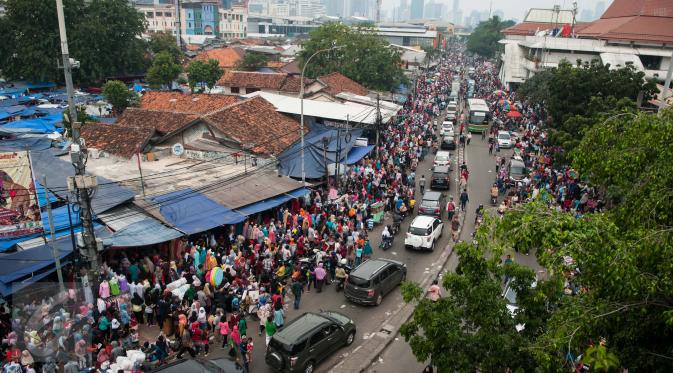 deedeapetite's tweet photo. "@liputan6dotcom: PKL Kembali Berjualan Di Trotoar Tanah Abang https://t.co/oOktyG3hm5 https://t.co/g2a1U5uM2V". Pengen lihat...kerja anis