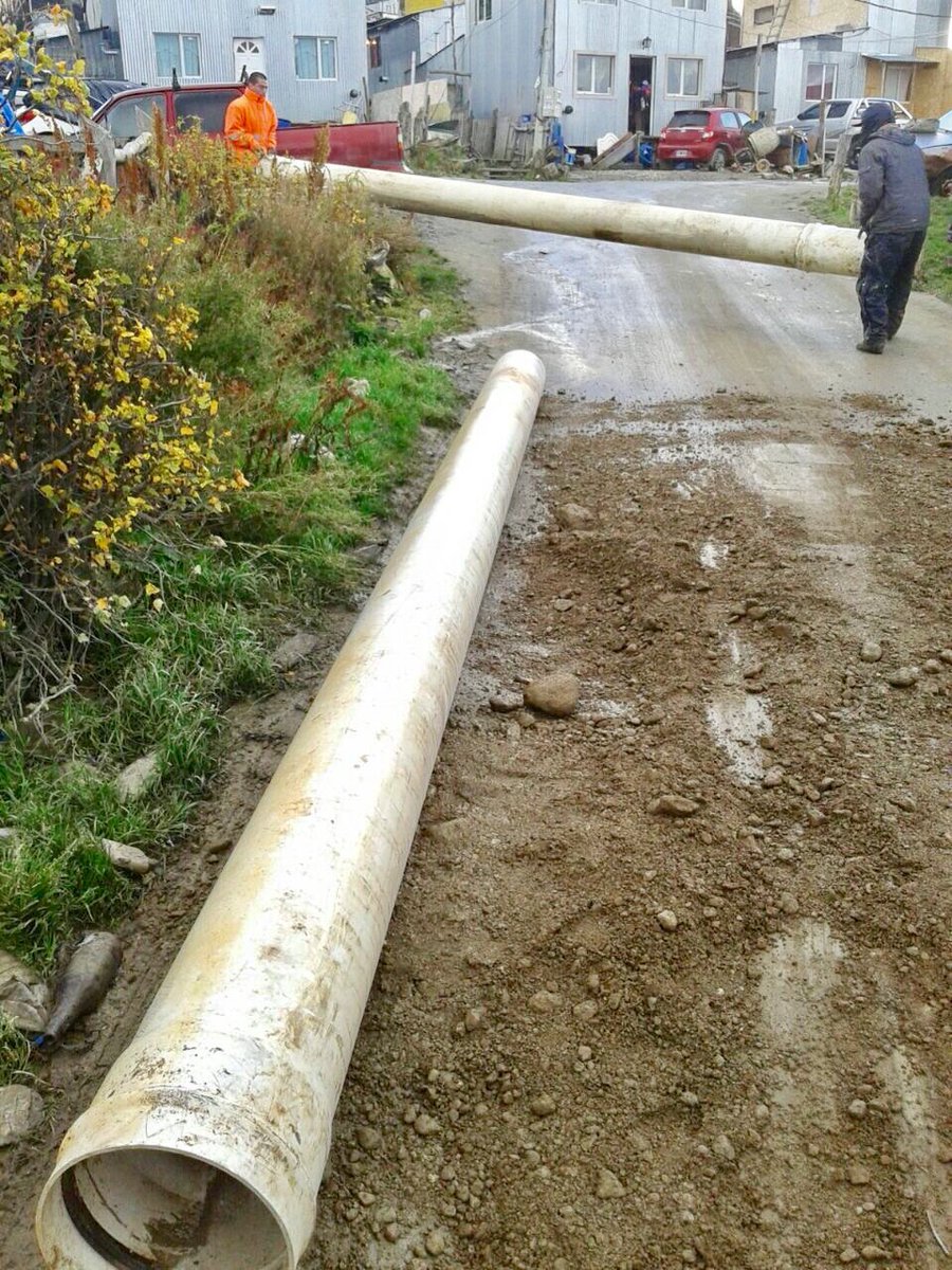 UshuaiaMuni's tweet photo. #ProgramaBarrios Solucionando problema historico en el #BarrioEscondido Tendido de caños para drenaje #ElegimosVivirMejor https://t.co/slbbzE9pwj