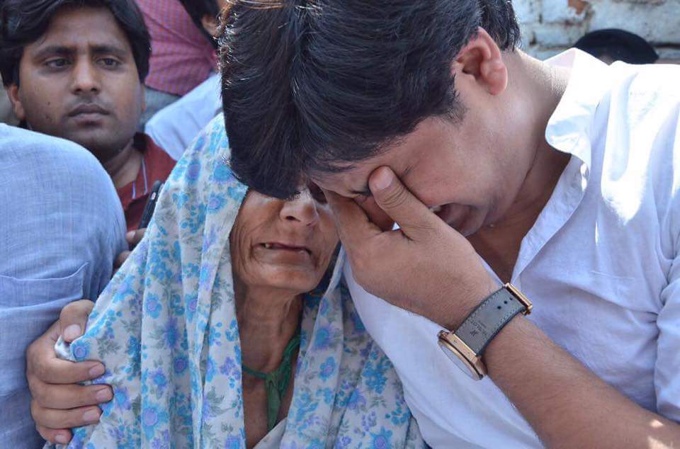 ShayarImran's tweet image. जिन उँगली के पोरों से इस अंधी माँ के आँसू पोंछ कर आया हूँ लग रहा है उन उँगलियों में कोई शोला सा दहक रहा हो #पहलु_खान
m.facebook.com/story.php?stor…