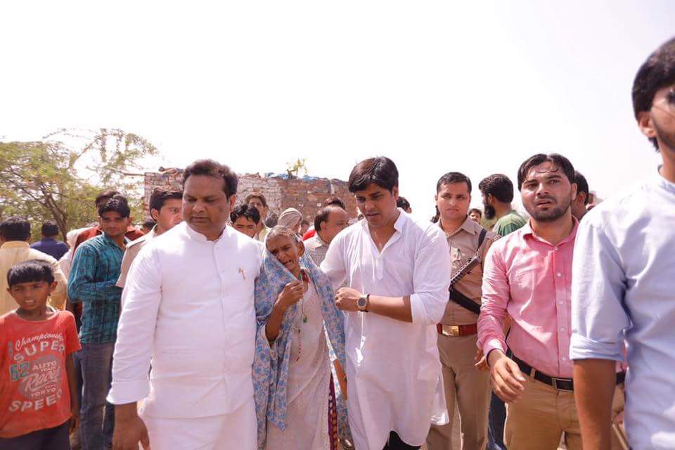 ShayarImran's tweet image. जिन उँगली के पोरों से इस अंधी माँ के आँसू पोंछ कर आया हूँ लग रहा है उन उँगलियों में कोई शोला सा दहक रहा हो #पहलु_खान
m.facebook.com/story.php?stor…