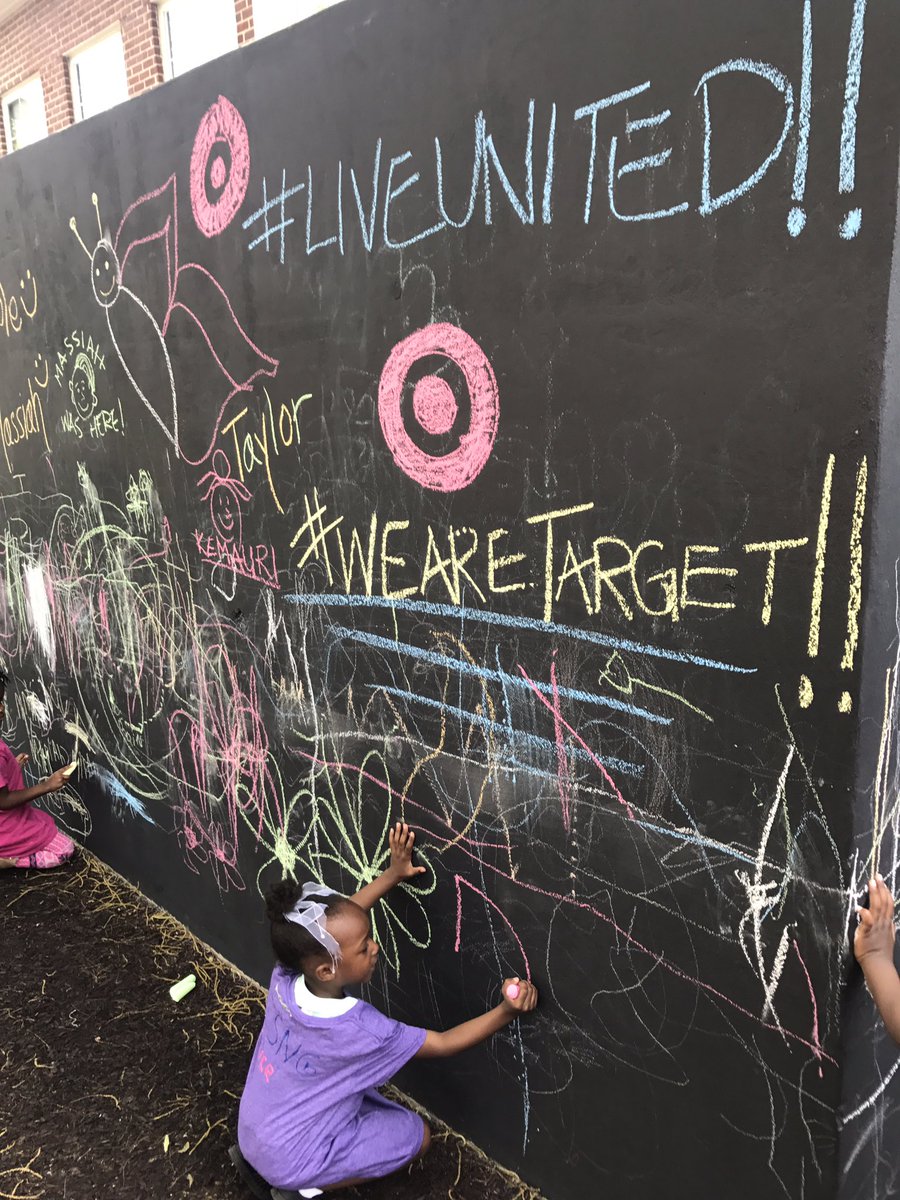EdwardTGT's tweet photo. Out here with @UnitedWay for the kids! #WeAreTarget https://t.co/Ka2LIRQ4zV
