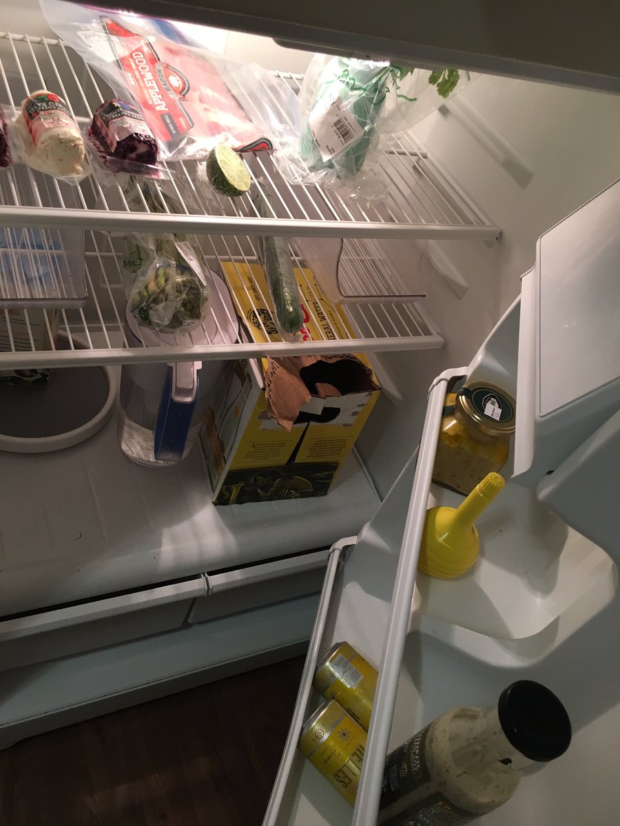 elizabethpetruy's tweet photo. The contents of my fridge could make a great basket on #chopped #whydidIbuyasparagus #halfalime #flavoredgoatcheese #fancyranch https://t.co/jAGKAb0Or7