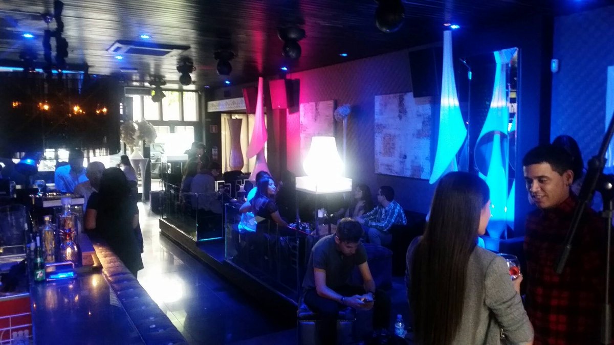 Ya empieza a venir la gente a la presentación del nuevo single de Dennis Uko. Aún estás a tiempo :)