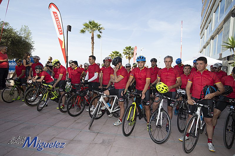 Historia del #ciclismo y el piloto Nani Roma, ayer en PRO-AM de La Vuelta 2017 en Calpe, minuto de silencio por los ciclistas atropellados