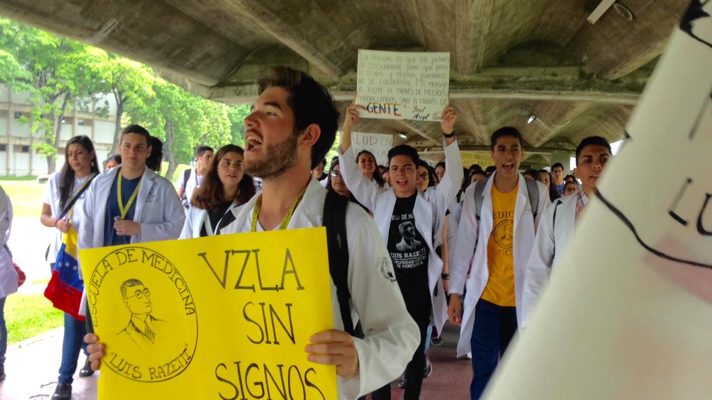 VivaLaUCV's tweet photo. Estudiantes de Medicina UCV protestan por falta de insumos en los hospitales #SinInsumosNoHaySalud https://t.co/RjQ73p09Cf