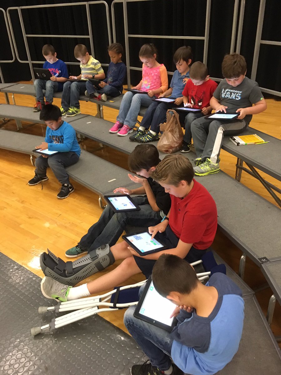 Tekkinheels's tweet photo. 1st and 5th Ss coding collaboration #codingcafe @MikelleWilliam5 @crystal_wilky https://t.co/Z9TsTE9Yfy