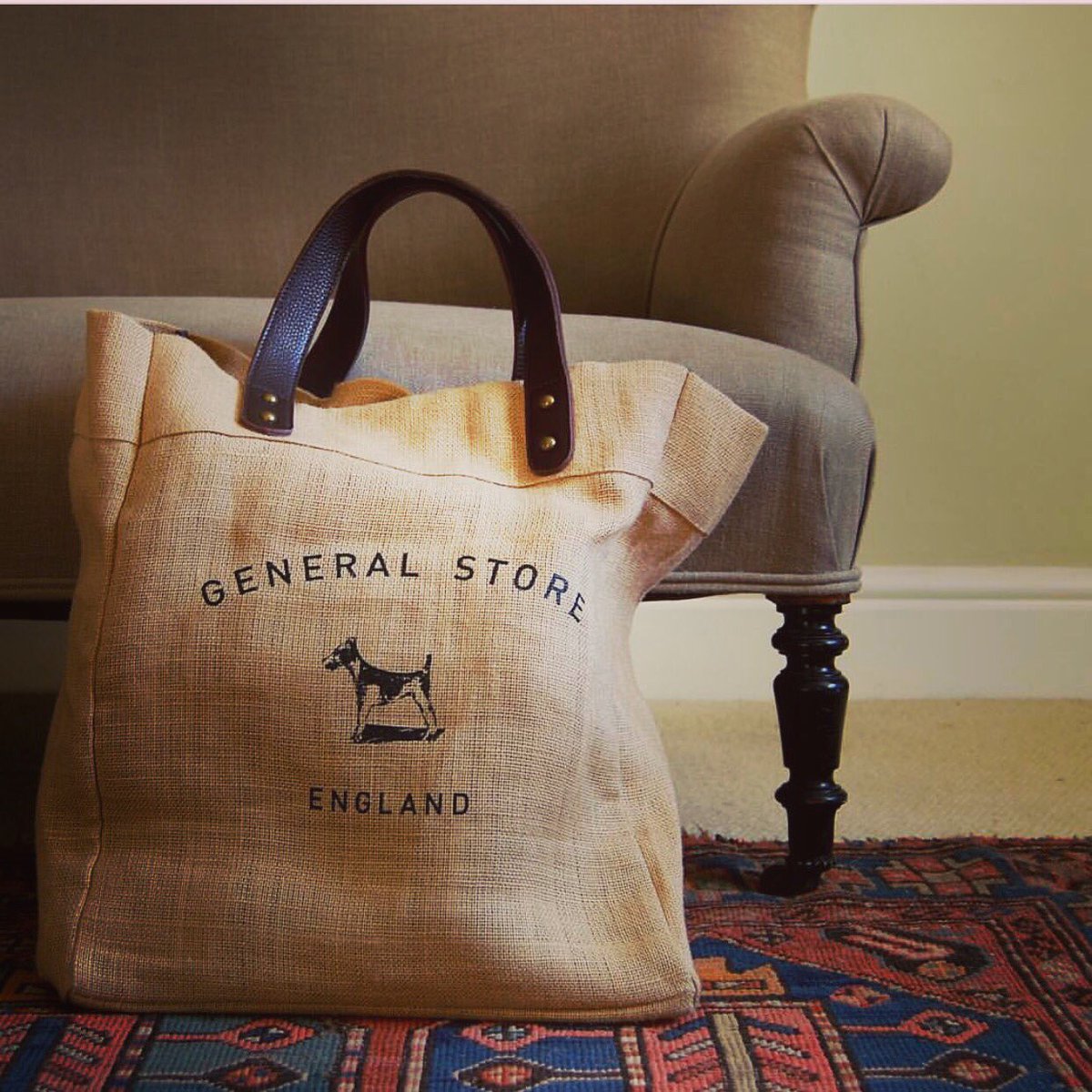 gingerandbear's tweet photo. Friyay beckons. What are your weekend plans? Isit too early to talk about them?🤔👾👌🏻😁🎉🌻
.
Jute tote. In store.
.
#gingerandbear https://t.co/6e1ttCXkRw