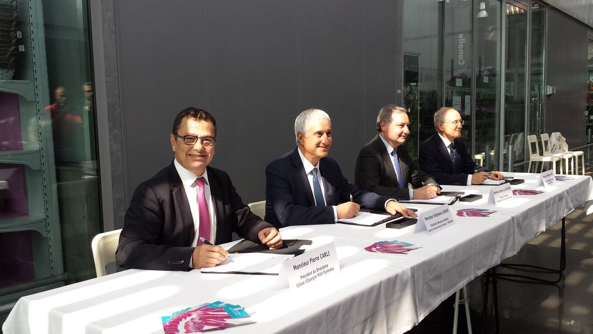 julie_basdevant's tweet photo. Signature du contrat de la DSP pour le MIN de @TlseMetropole avec @CaissEpargneMP @marchederungis @laposte https://t.co/L8T1Cju9fO