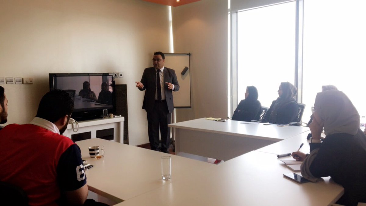 ورشة تدريبية لموظفين #شركة_بناء_الانسان بعنوان " التسويق و الإبداع في العمل "
مع المبدع الدكتور/ أحمد عابد