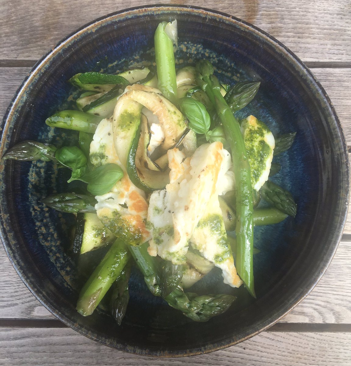 The Peoples Lunch salad is perfect for today's sunny climes. Halloumi, asparagus, courgette dining alfresco! 
£7.50