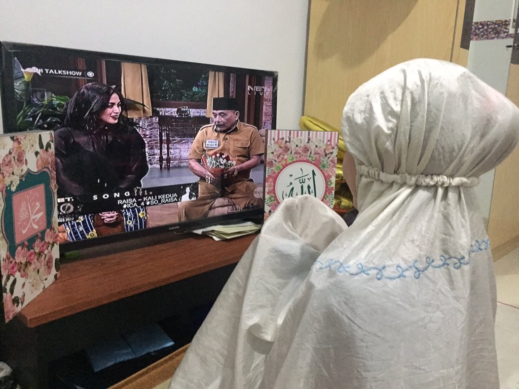 habis sholat isya enaknya nonton iniTalkShow dan berdoa semoga dapet tiketnya hehe 
<a href="/ini_Talkshow/">Ini_Talkshow</a> #ITSDapatTiket