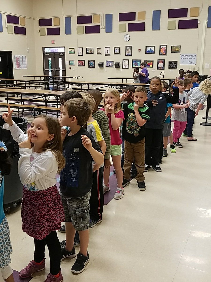 VioletElem's tweet photo. Violet Kindergarteners going to lunch, practicing for First Grade!! #awesomejob #superviolet https://t.co/Vfkad94HVo